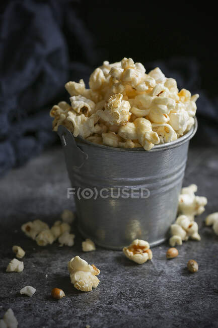 Close-up shot of Popcorn in a small metal bucket — Fotografia de Stock