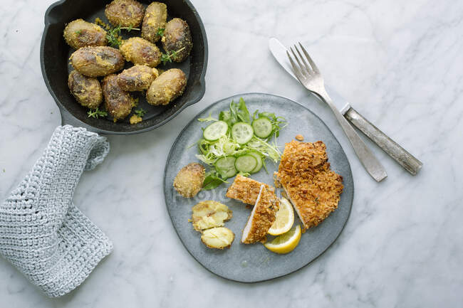 Hühnerschnitzel mit Cornflake-Mantel, Polenta-Kartoffeln und Salat — Stockfoto
