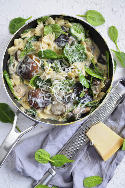 Pasta con parmigiano, funghi e spinaci — Foto stock