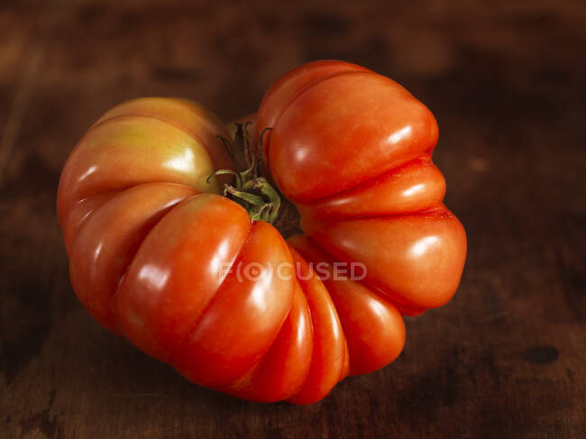 Tomates rojos frescos sobre fondo de madera — Stock Photo