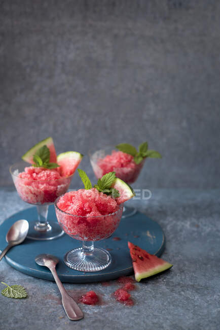 Wassermelone Granita mit frischer Wassermelone und Minze im Glas — Stockfoto