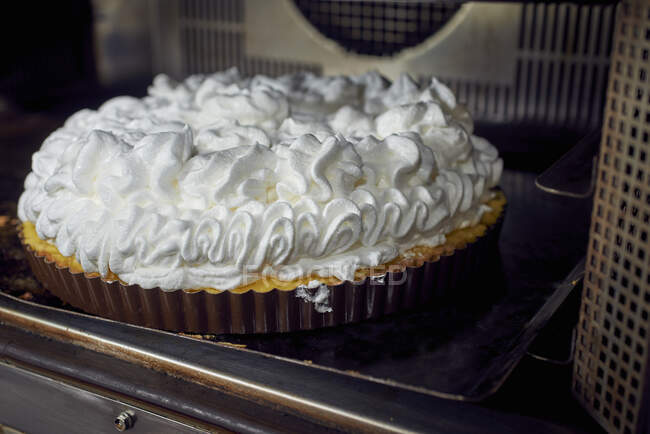 Лимонный пирог с безе куполом в духовке — стоковое фото