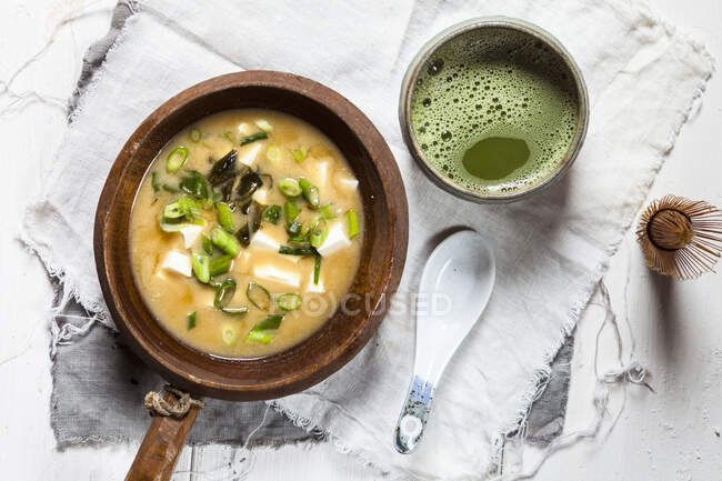 Sopa de miso con algas y tofu, Japón - foto de stock