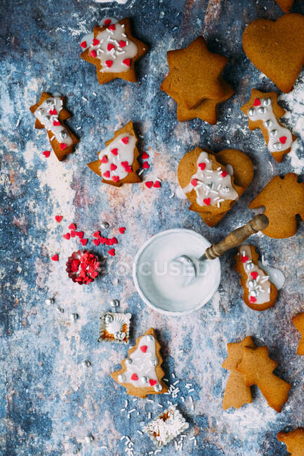 Processo de fabricação de biscoitos de Natal com esmalte e polvilhas — Fotografia de Stock