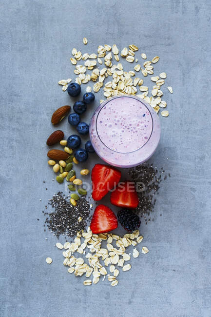 Homemade summer berry smoothie on grey vintage background — Stock Photo