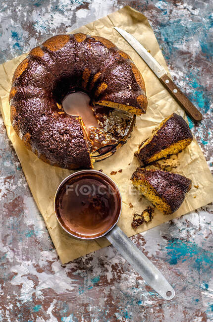 Banana bundt cake with chocolate sauce — Stock Photo