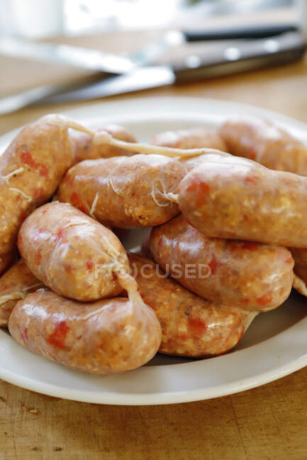 Saucisses et saucisses sur une assiette — Photo de stock