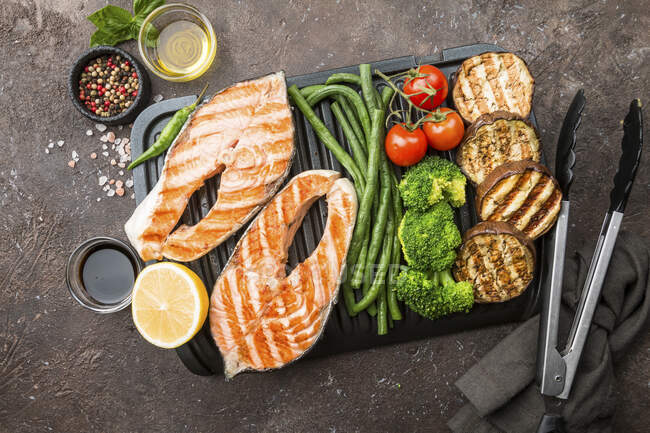 Grilled salmon steak, chicken and vegetables — Stock Photo