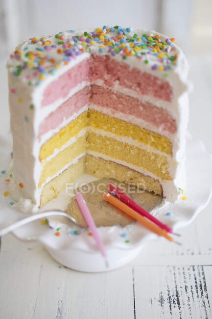 Gâteau de couche colorée avec des bougies — Photo de stock