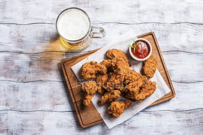 Buffalo style chicken wings served with cold beer — Stock Photo