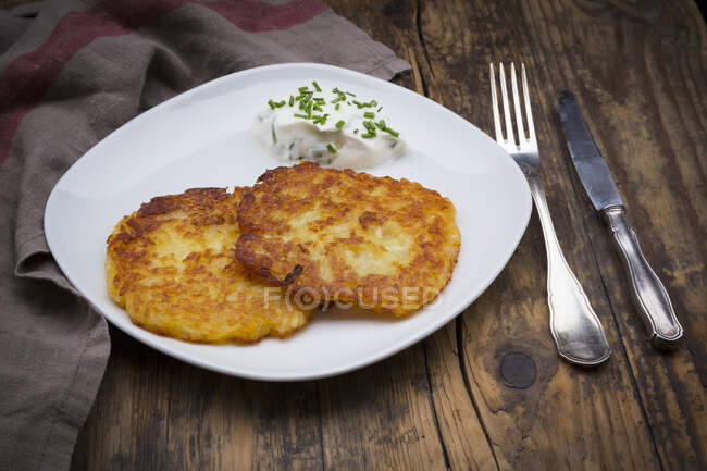 Potato fritter with chive quark — Stock Photo