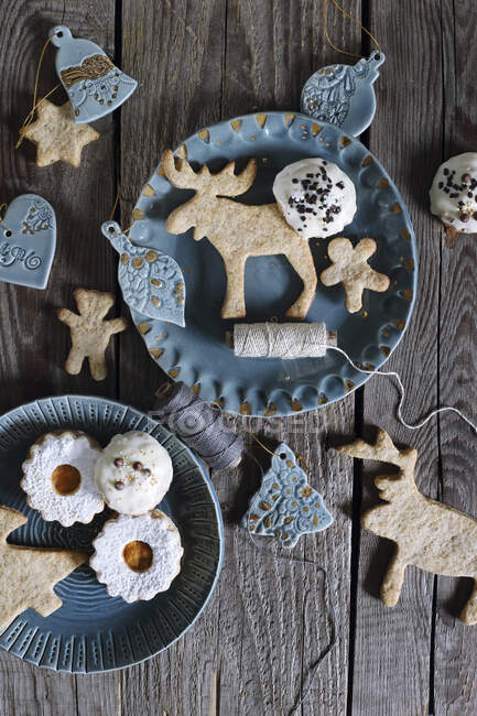 Разнообразие рождественских печенек с украшениями на деревянной поверхности — стоковое фото