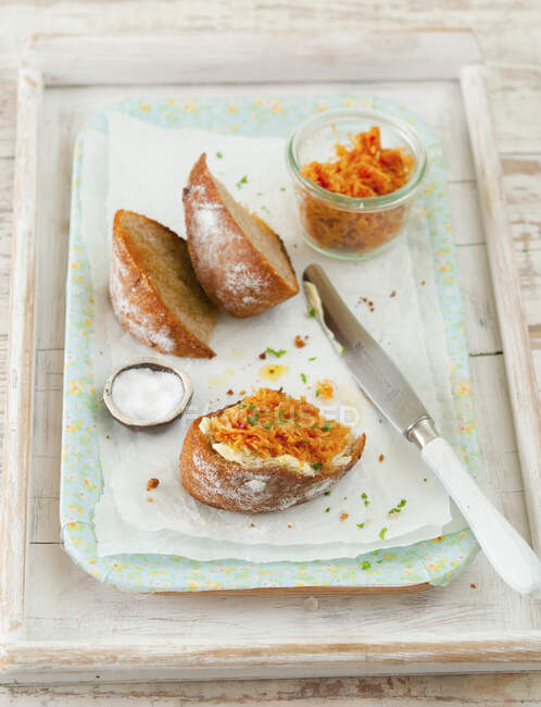 Brot mit Butter und einem Karottenaufstrich — Stockfoto
