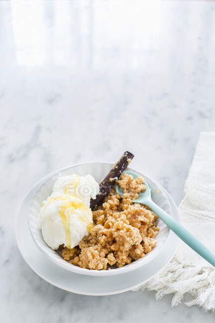 A bowl containing chongos zamoranos (curd sweet milk dessert) served with vanilla icecream — Stock Photo