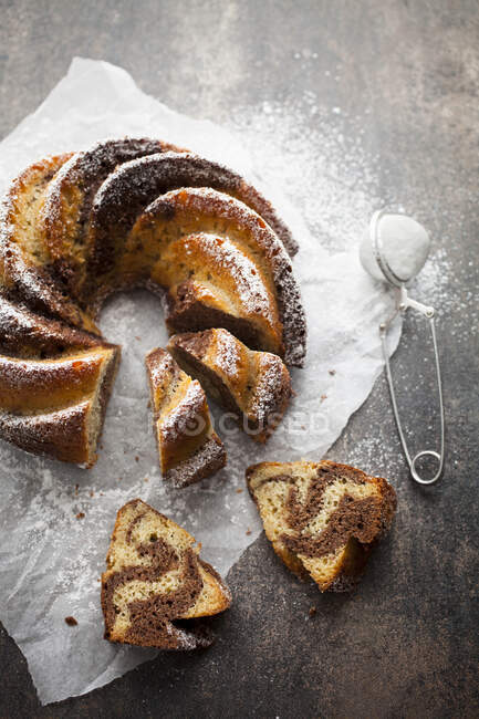 Marble bundt cake with icing sugar — Stock Photo
