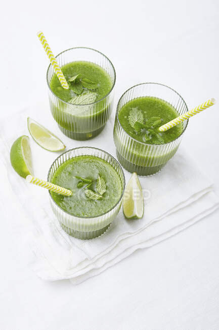 Зеленые коктейли с мятой и лаймами — стоковое фото