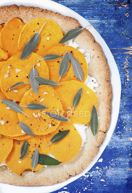 Вегетарианская пицца с ореховыми ломтиками сквоша, сыром рикотта и листьями шалфея — стоковое фото