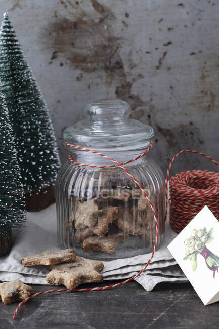 Biscuits aux baies lingons dans un bocal décoré — Photo de stock
