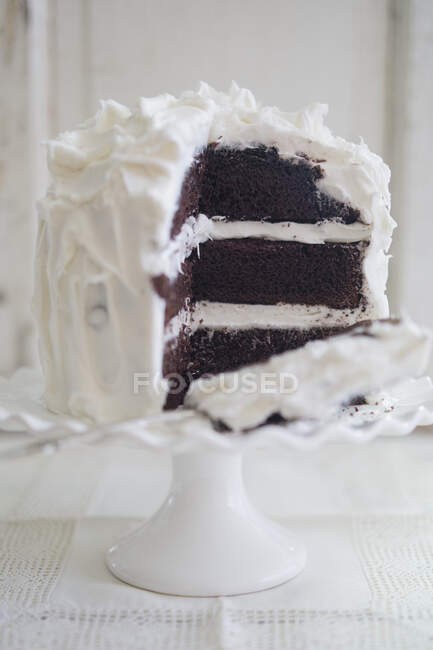 Devils Food Cake auf weißem Hintergrund — Stockfoto