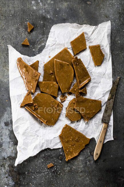 Broken caramel with fleur de sel — Stock Photo