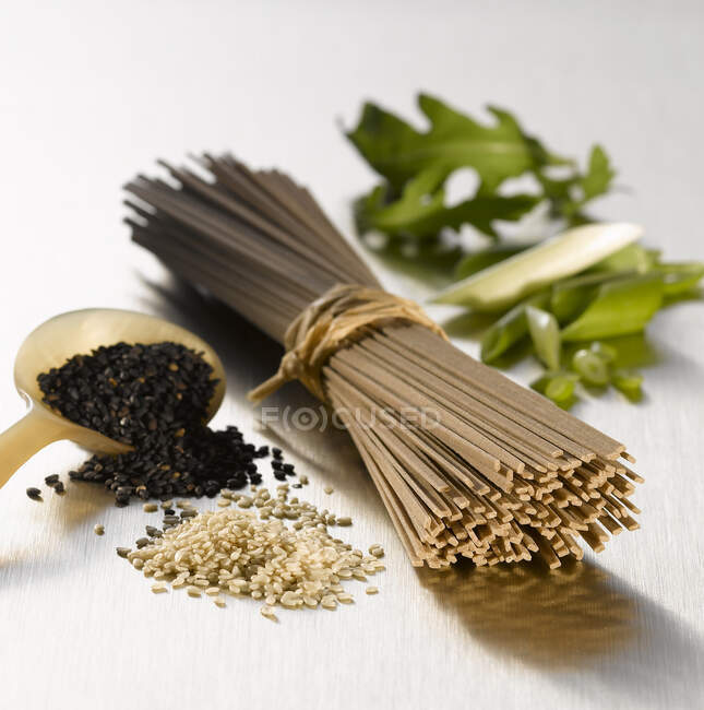 Soba noodles, peppercorns, sesame, rocket and chilies — Stock Photo