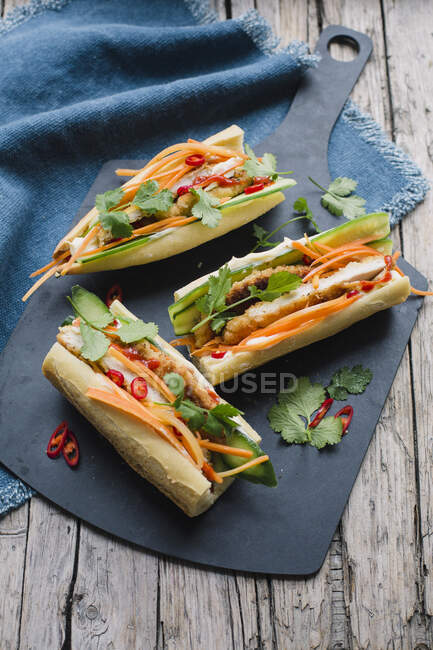 Sandwiches Banh Mi con escalope de pollo empanado - foto de stock