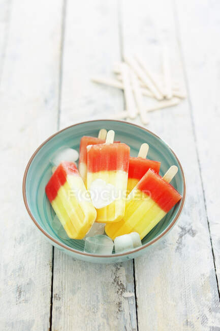 Crèmes glacées au melon tricolores sur bâtonnets — Photo de stock