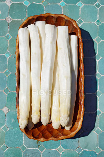 Freshly peeled white asparagus — Stock Photo