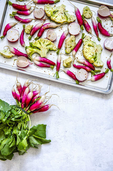 Roasted radishes and cauliflower on baking tray — Stock Photo