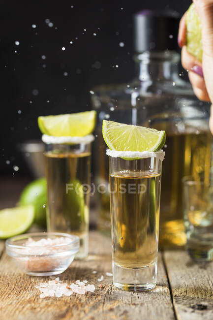 Mexicano Ouro Tequila tiros com limão e sal — Fotografia de Stock