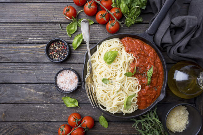 Spaghetti con salsa di pomodoro e foglie di basilico — Foto stock