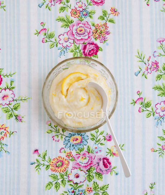 Close-up shot of delicious Semolina pudding with lemon — Stock Photo