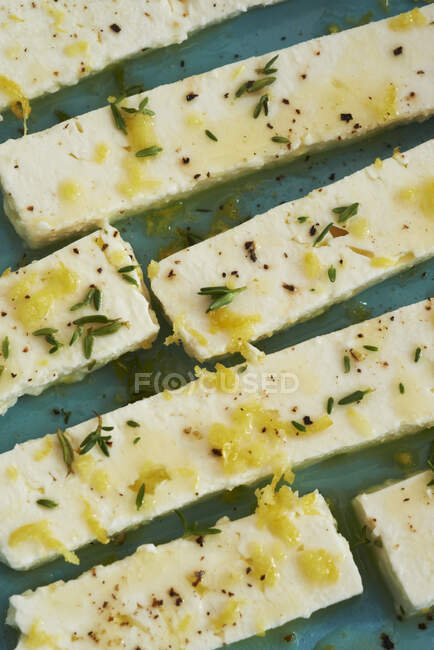 Käse mit grünen Oliven und Kräutern — Stockfoto