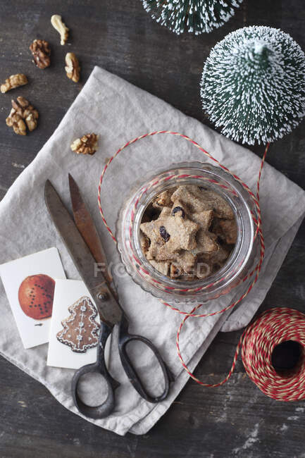 Травневе печиво з лінговими ягодами в банці — стокове фото