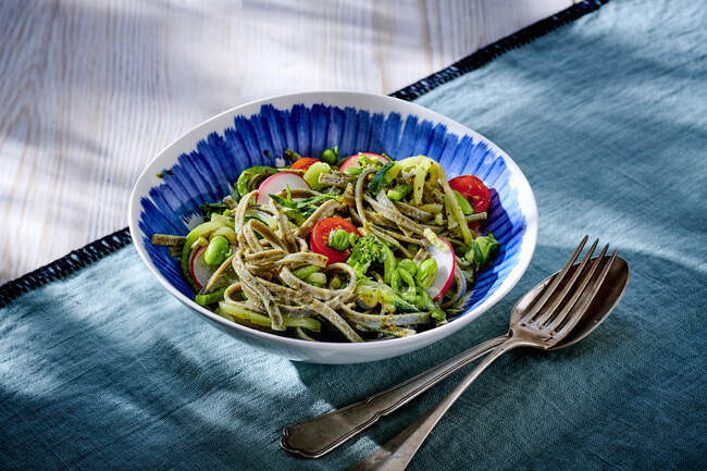 Tagliatelle mit Zucchini-Spaghetti und Gemüse — Stockfoto