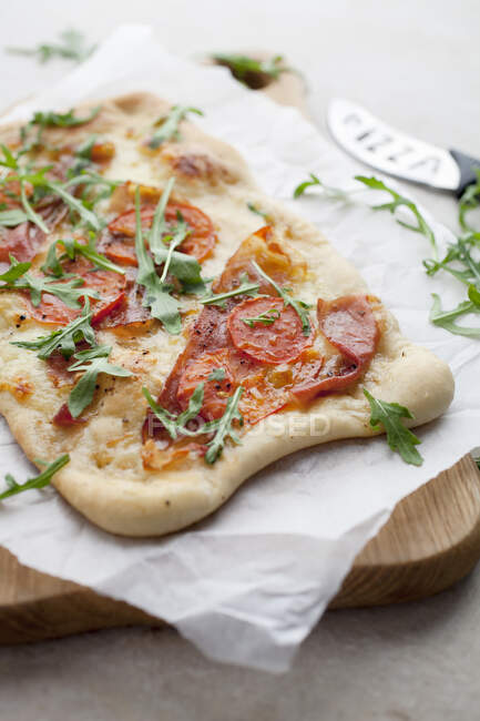 Pizza italiana com mussarela, presunto, tomate e rúcula — Fotografia de Stock