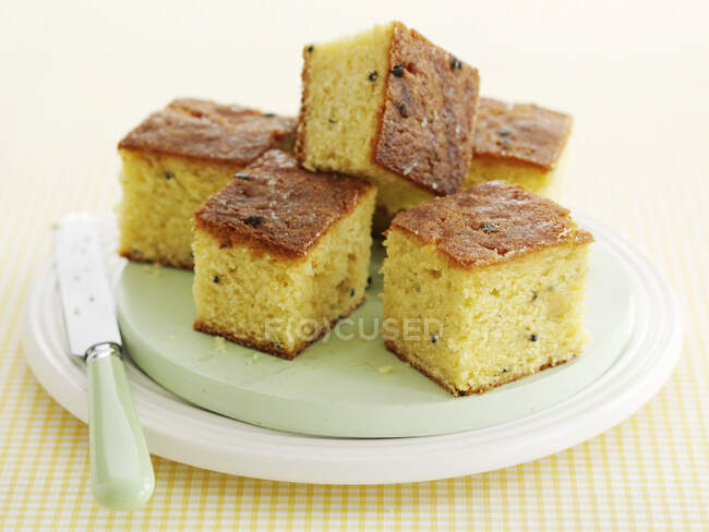 Gâteau aux fruits de la passion et citron vert — Photo de stock