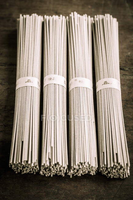 Quattro pacchetti di spaghetti di soba — Foto stock