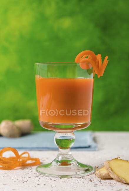 Zanahoria y jugo de jengibre - foto de stock