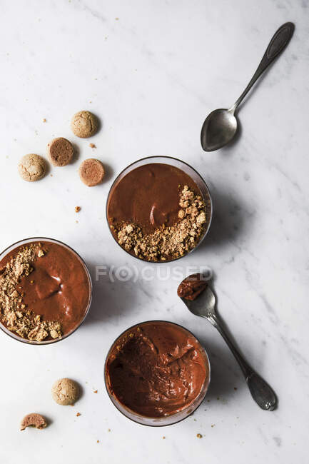 Close-up de deliciosa mousse de chocolate com amaretto — Fotografia de Stock