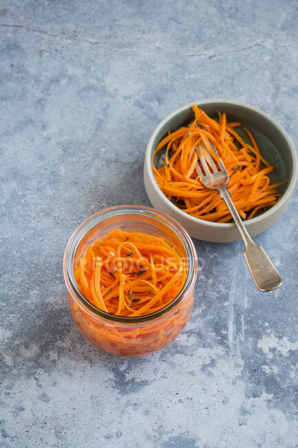 Carrots in kombucha vinegar — Stock Photo