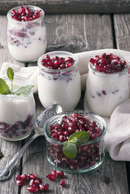Mini yogurt with pomegranate seeds — Stock Photo