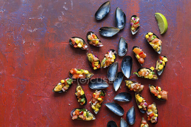 Stuffed mussels with corn salsa — Stock Photo