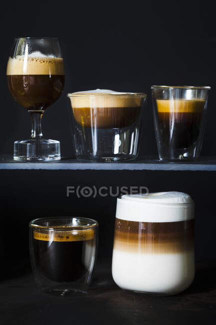 Kaffee, Espresso, Espresso Macchiato, schwarzer Kaffee und Latte Macchiato — Stockfoto
