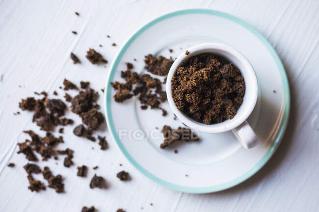 Tazza di caffè con zucchero sul tavolo — Foto stock
