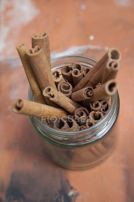 Bâtonnets de cannelle dans un pot en verre — Photo de stock