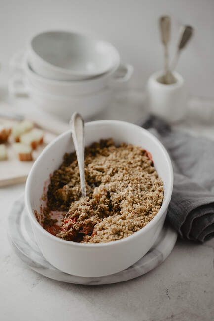 Crumble pie with strawberries, rhubarb, oats, walnuts, cinnamon and coconut oil — Stock Photo