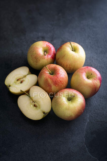 Manzanas en pizarra oscura - foto de stock