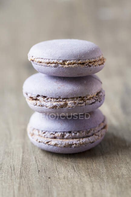 Pastel purple macarons on wooden surface — Stock Photo