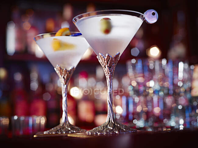 Zwei Martinis mit Oliven- und Orangenscheibe — Stockfoto